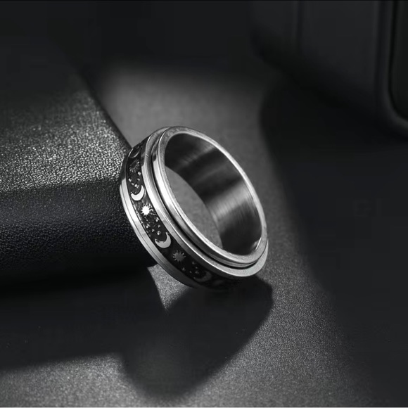 Star and Moon Spinner Ring - Picture 3 of 6